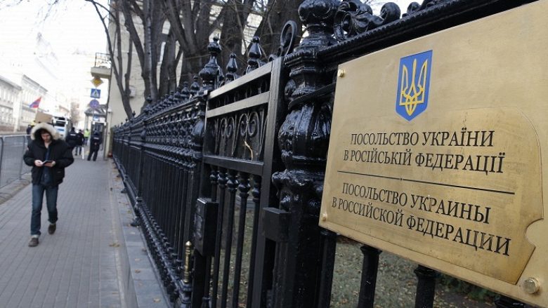 Hiqet flamuri ukrainas nga ambasada në Moskë