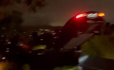 Policia amerikane vihet pas shoferit që “fluturoi” me Tesla, madje ofroi shpërblim për informacione që çojnë në kapjen e tij