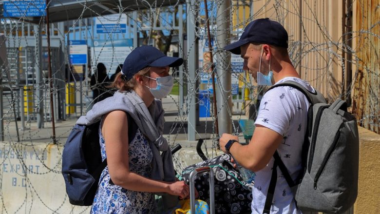 Rusët që janë larguar nga vendi i tyre u është ndaluar hyrja në SHBA, por jo edhe ukrainasve