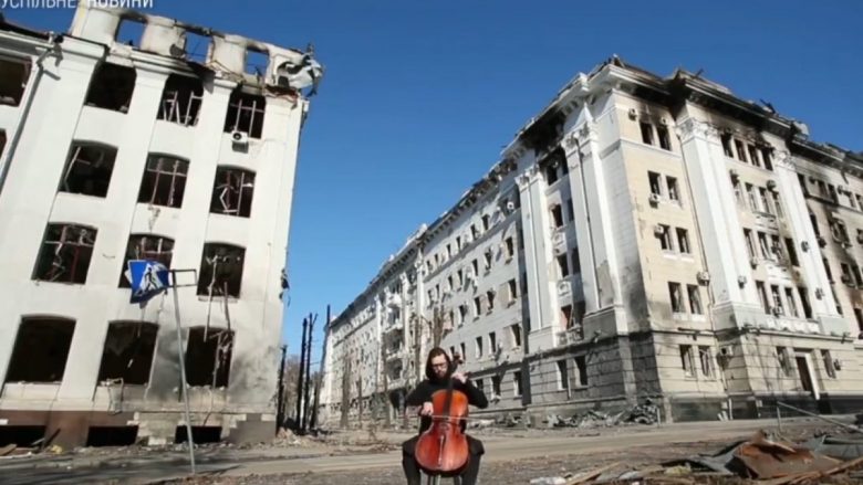 Ukrainasi luan në violinçel në qendrën e qytetit të shkatërruar Kharkiv