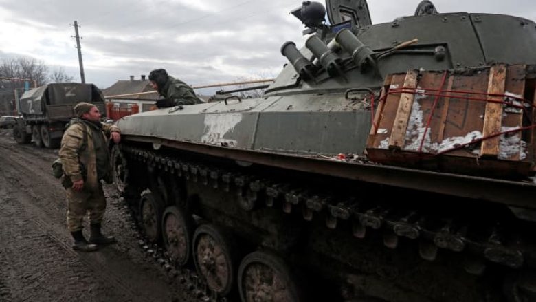Zyrtari amerikan: Pothuajse 100 për qind e trupave ruse që ishin stacionuar përgjatë kufirit më Ukrainën – kanë “zbarkuar”