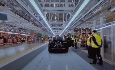 Brenda fabrikës gjigante të Tesla në Gjermani, aty ku prodhohen veturat e reja elektrike