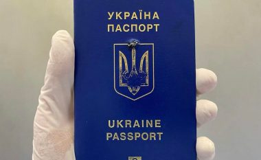 Pasaporta ukrainase ia shpëton jetën adoleshentit, copëza e raketës ngec në kornizën e dokumentit identifikues