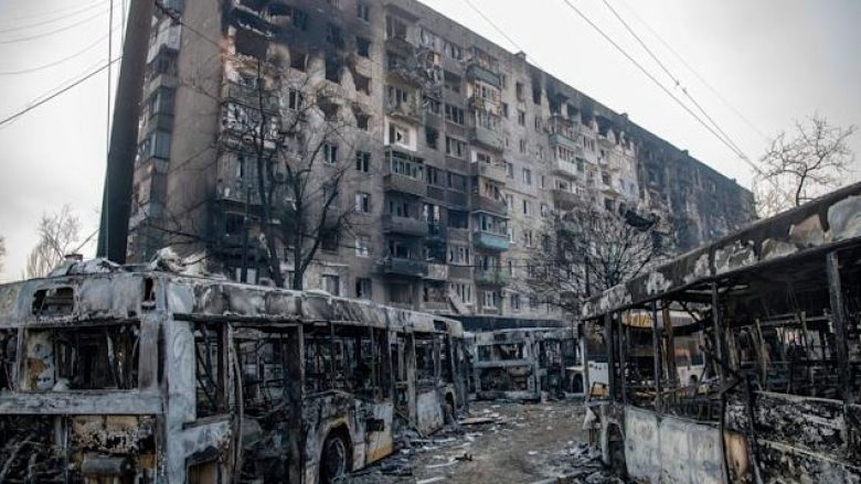 Pamje që tregojnë shkallën e dëmeve në qytetin e Mariupolit