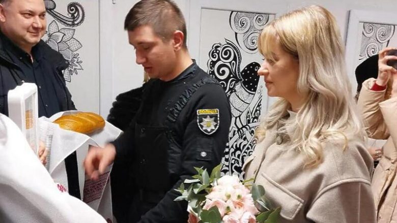 Çifti nga Ukraina martohen në një strehimore në Odessa, derisa luftime të ashpra po zhvillohen në tërë vendin