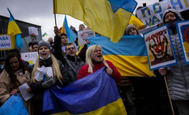 Ukrainasit protestojnë kundër pushtimit në Kherson, trupat ruse shtien me armë për t’i frikësuar – por e kotë