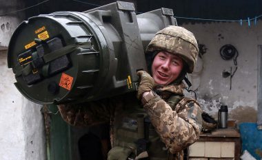 Ushtari ukrainas pretendon se me armën anti-tank NLAW, mund të shkatërrojë pesë tanke ruse për pesë minuta