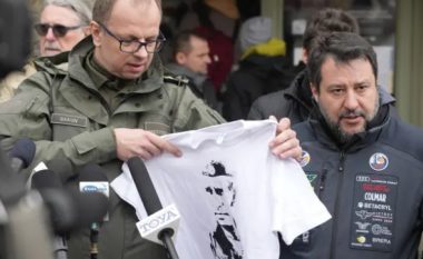 Vite më parë kishte veshur bluzën me fotografinë e Putinit, kryetari i qytetit polak e vë në siklet politikanin italian