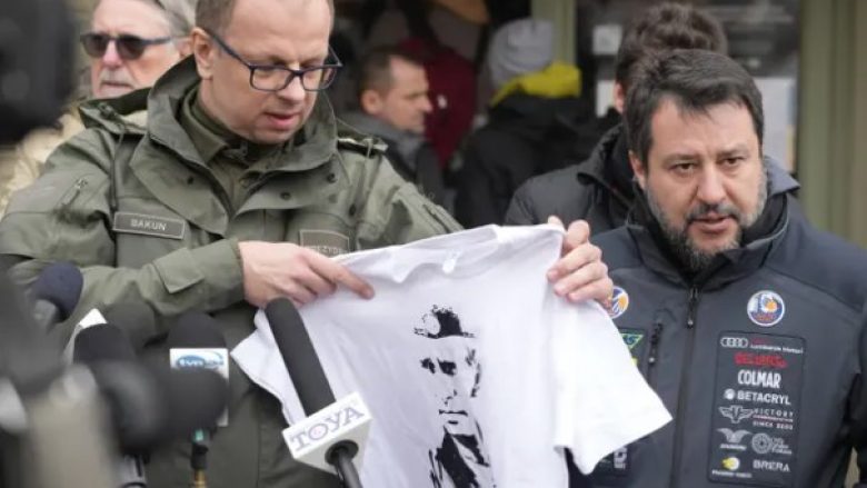 Vite më parë kishte veshur bluzën me fotografinë e Putinit, kryetari i qytetit polak e vë në siklet politikanin italian