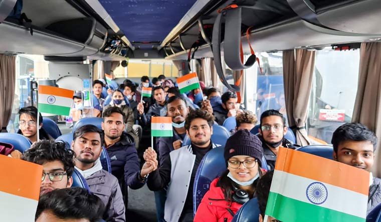 Ministri i Jashtëm i Indisë thotë se kanë arritur të nxjerrin nga qyteti i rrethuar ukrainas studentët indianë