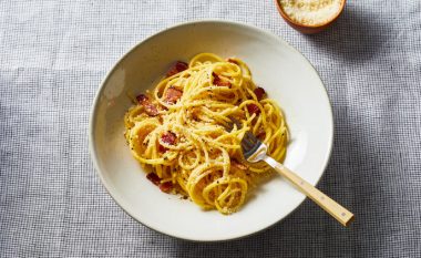 Nëse jeni adhurues i shpagetave, duhet ta provoni këtë: Carbonara, sipas recetës së Gordon Ramsey!