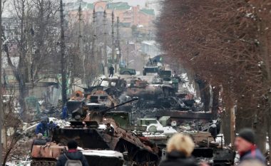"Varrezë" e tankeve ruse afër Kievit, ukrainasit i shkatërruan me armën e fuqishme britanike