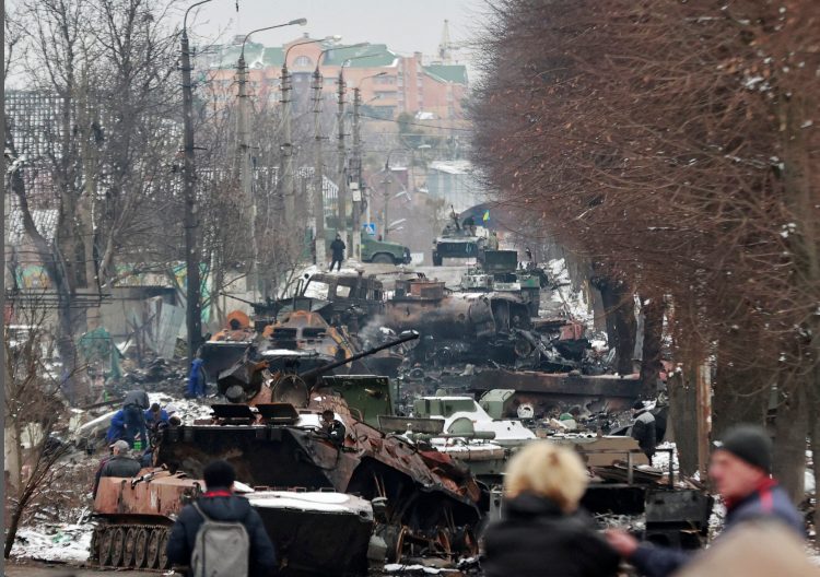 “Varrezë” e tankeve ruse afër Kievit, ukrainasit i shkatërruan me armën e fuqishme britanike