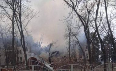 Bombardohet teatri në Mariupol, ku ishin strehuar qindra njerëz