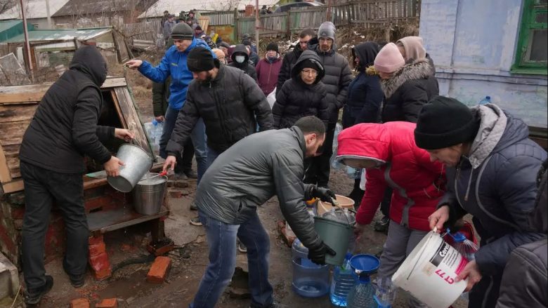 Punonjësit e Kryqit të Kuq nisen drejt Mariupolit