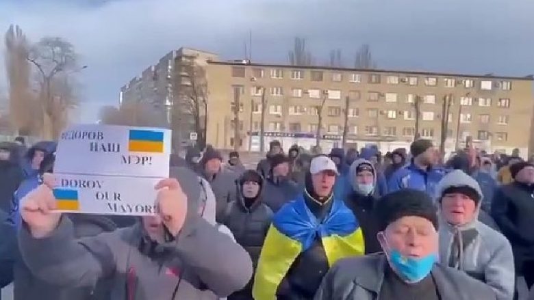 Mijëra qytetarë të Melitpolit protestojnë, kundërshtojnë rrëmbimin e kryetarit të qytetit të tyre nga forcat ruse