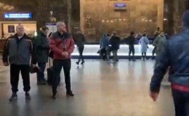 Pasagjerët dhe punonjësit e stacionit të trenave në Kiev mbajnë një minutë heshtje – nderojnë ushtarët ukrainas që humbën jetën