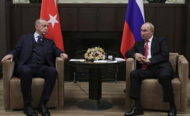 Turqia mbështet idenë që duhet akoma të bisedohet me Rusinë për t’i dhënë fund luftës në Ukrainë