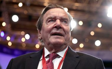 Stafi i Schroeder jep dorëheqje pasi ish-kancelari gjerman i reziston presionit për të ndërprerë lidhjet me Kremlinin