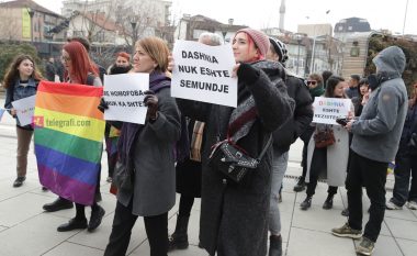 “Dashnia nuk është sëmundje”, “Me homofoba nuk ka shtet” – protestë në Prishtinë pasi nuk u miratua ndryshimi i Kodit Civil