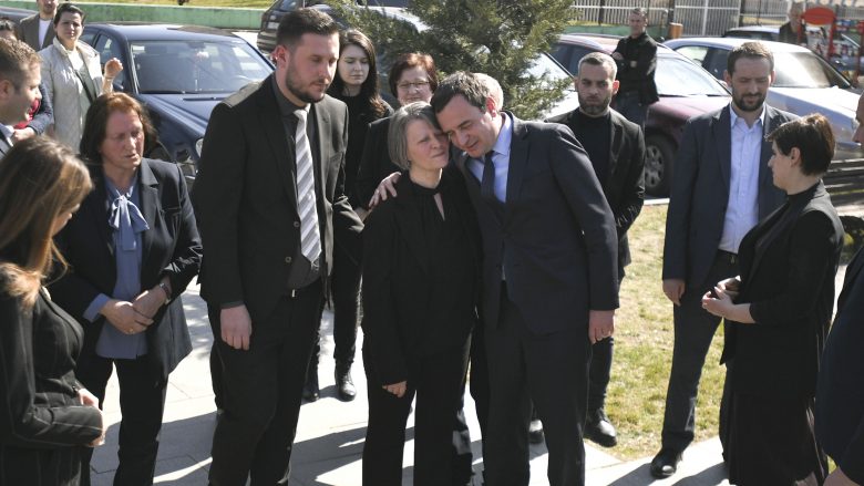 Kurti vizitoi familjen Berisha, në 23-vjetorin e masakrës ndaj kësaj familje