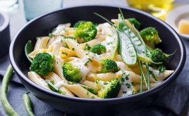 Makarona me brokoli: Një vakt i shijshëm që gatuhet në vetëm 15 minuta!