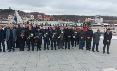 Delegacioni i FFK-së bën homazhe në Prekaz