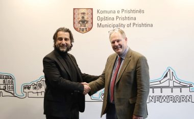 I shpetoi mrekullisht plumbit gjatë raportimit në Kosovë më 1999, Rama i dhuron simbolin e Prishtinës gazetarit britanik