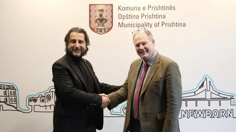I shpetoi mrekullisht plumbit gjatë raportimit në Kosovë më 1999, Rama i dhuron simbolin e Prishtinës gazetarit britanik