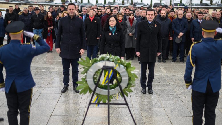 Osmani, Konjufca e Kurti homazhe në Prekaz: Lufta e UÇK-së ishte e drejtë, masakra ndaj Jasharajve u krye nga ndërmarrja e përbashkët kriminale e Serbisë