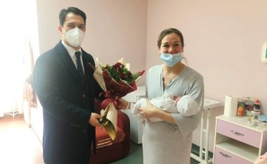 Një grua nga Ukraina solli në jetë vajzën 3.890 kilogram në Gjinekologjinë e Çairit