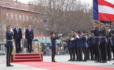 Kancelari austriak pritet me nderime të larta shtetërore në Prishtinë