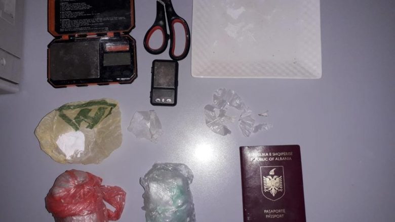 Arrestohet në Ferizaj 25 vjeçarja nga Shqipëria, policia i gjeti kokainë në veturë