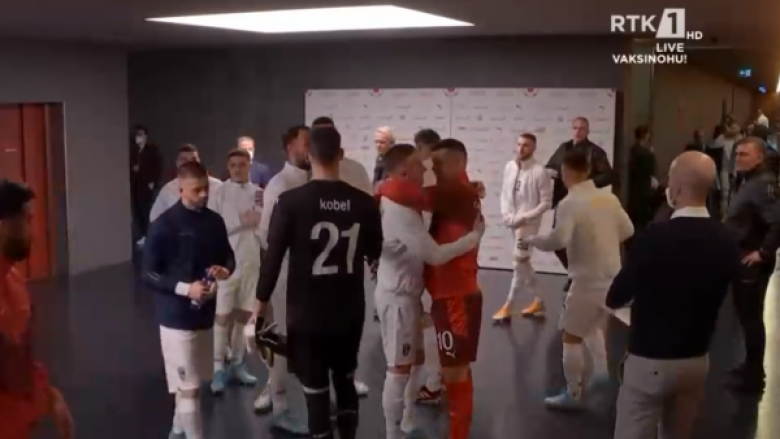 Biseda dhe përqafime në tunel: Xhaka e Shaqiri takojnë lojtarët e Kosovës