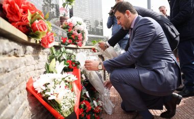 Krasniqi bën homazhe në Izbicë: 23 vjet pas luftës, Kosova pret ende drejtësi për krimet mizore të Serbisë