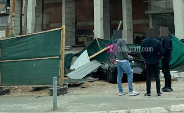 Aksident në Prishtinës, vetura përplaset në objektin në ndërtim