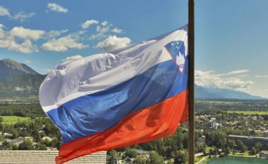 Sllovenët heqin përkohësisht flamurin nga ambasada në Kiev, për shkak se ngjan shumë me atë të Rusisë