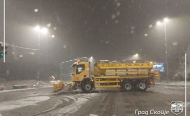 Qyteti i Shkupit: 450 ton kripë janë hedhur nëpër rrugët e Shkupit