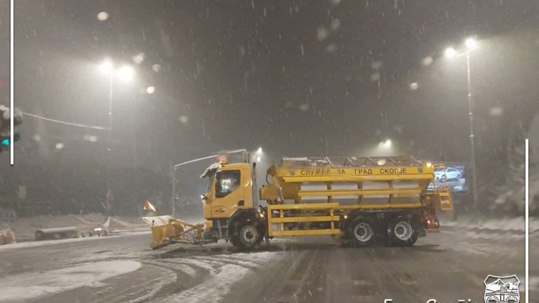 Qyteti i Shkupit: 450 ton kripë janë hedhur nëpër rrugët e Shkupit