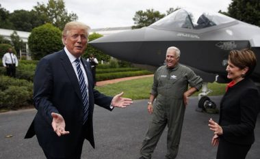 Trump: Të vendosim flamujt kinezë te aeroplanët tanë dhe të bombardojmë Rusinë