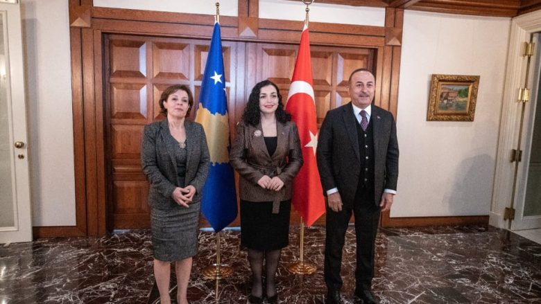 Presidentja Osmani dhe ministri turk flasin për bashkëpunim në fushën e mbrojtjes 