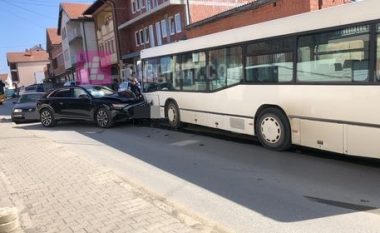 Aksident mes një autobusi dhe veture në Prishtinë