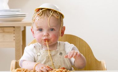 Pse fëmijët duhet të lejohen të bëjnë rrëmujë gjatë ngrënies
