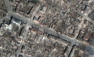 Ndërtesat kolektive në Mariupol janë bërë “rrafsh me tokë” – nuk ka shtëpi në qytetin ukrainas që nuk e ka të shkatërruar kulmin