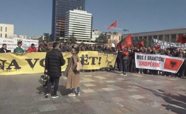 Protestat në Tiranë për rritjen e çmimeve, qytetarët: Do të qëndrojmë 24 orë