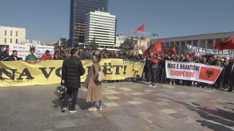 Protestat në Tiranë për rritjen e çmimeve, qytetarët: Do të qëndrojmë 24 orë