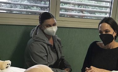 Angelina Jolie viziton fëmijët refugjatë ukrainas në spitalin e Romës