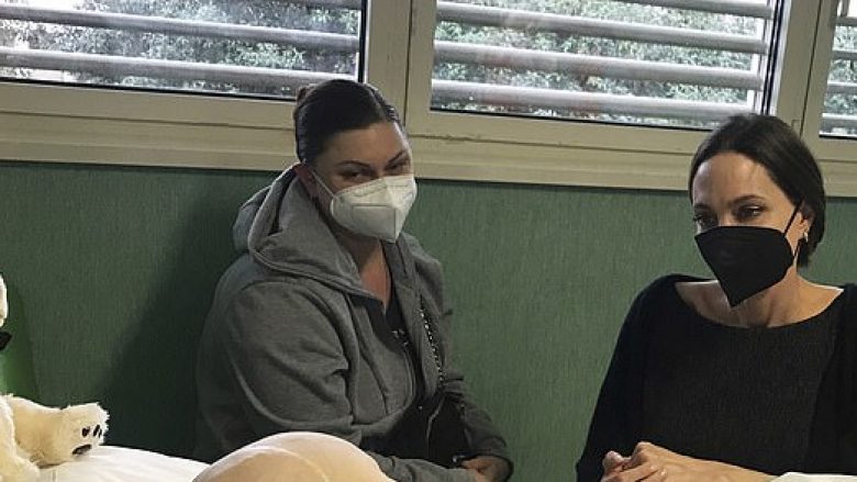 Angelina Jolie viziton fëmijët refugjatë ukrainas në spitalin e Romës