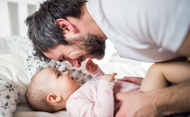 Pse është e rëndësishme që baballarët të kujdesen për fëmijët që nga lindja?