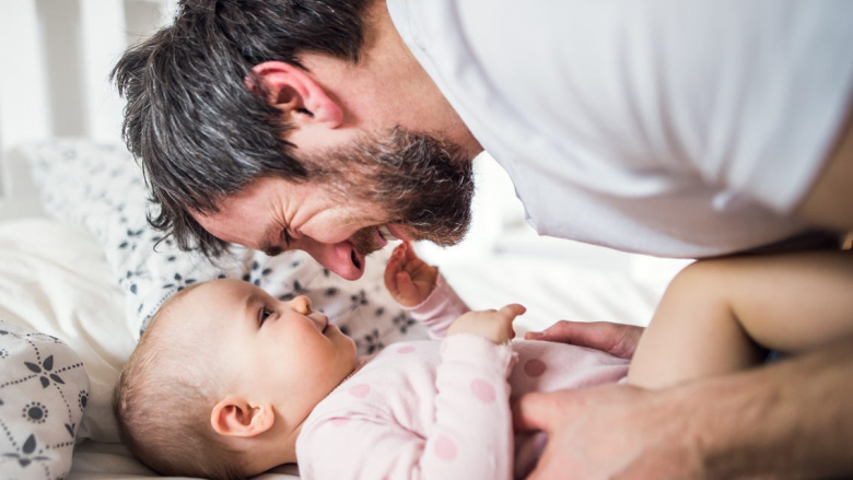 Pse është e rëndësishme që baballarët të kujdesen për fëmijët që nga lindja?